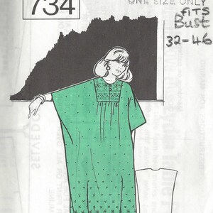 Könnte beinhalten: Ein Vintage-Schnittmuster für ein grünes Maxikleid mit Blumenmuster. Das Schnittmuster stammt aus den 1970er Jahren und ist in Größe 32-46. Die Schnittmuster-Nummer ist 734 und der Code ist 1474. Sunday People Pattern.