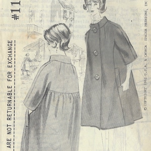 Op de afbeelding: Een vintage naaipatroon voor een jas, met een zwart-witte illustratie van twee vrouwen die de jas dragen. Het patroon is geëtiketteerd met "#116-A Pattern of the Month by Spadea".