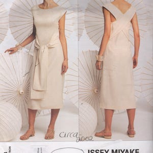 Puede incluir: Un patrón de costura vintage para un vestido de Issey Miyake. El patrón es para un vestido sin mangas con una falda de estilo envolvente y una espalda cruzada. El patrón es para las tallas 14, 16 y 18. El patrón es de Vogue Designer Original y es de alrededor de 2002. El patrón es para un tamaño de busto de 91-96-101 cm.