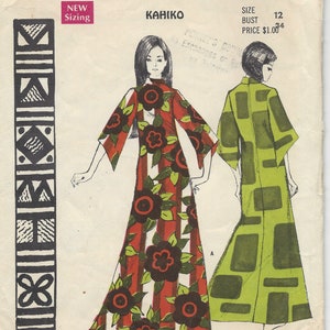 Może przedstawiać: Wzorzec szycia vintage do sukienki w stylu polinezyjskim. Wzór nosi nazwę "Kahiko" i jest w rozmiarze 12, biust 86 cm. Wzór zawiera dwie ilustracje kobiet w sukienkach, jedna z nadrukiem kwiatowym, a druga z nadrukiem geometrycznym.