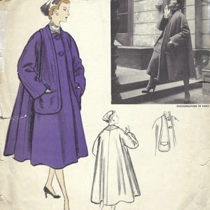 Puede incluir: Un patrón de costura vintage de Vogue para un abrigo morado con un bolsillo grande. El patrón es de octubre de 1957 y es para el patrón Vogue 1175. El patrón es de Schiaparelli y se llama "Modelo original de París".