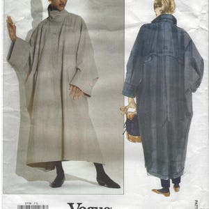 Può includere: Modello di cucito Vogue Patterns Designer Original con disegni di Issey Miyake. Il modello include un design di cappotto lungo. Il numero del modello è 2736 e la taglia è L-XL. L'immagine mostra una donna che indossa il cappotto.