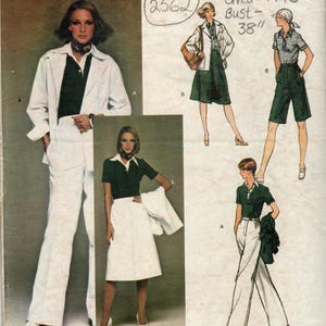 Pode incluir: Um envelope de molde de costura Vogue American Designer para Calvin Klein, número 1440, com ilustrações e fotos de uma camisa polo verde-escura, calças brancas, uma saia branca e um casaco branco, com texto manuscrito 2562 e Bust 97 cm.