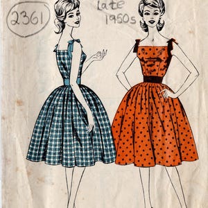 Op de afbeelding: Vintage naaipatroon voor een jurk, met twee illustraties van vrouwen die jurken dragen. De jurk links is blauw-wit geruit, en de jurk rechts is oranje met zwarte stippen. Het patroon is gelabeld "Blackmore So-Easy" en "Misses' Size".
