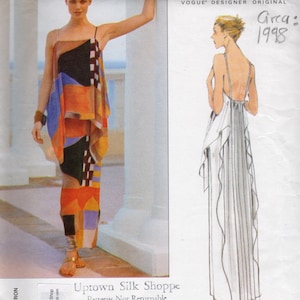 Pode incluir: Um padrão Vogue vintage com um design Issey Miyake. Apresenta um vestido com estampa geométrica colorida e uma cobertura de perna combinando. O padrão é tamanho L-XL e data de 1998. Da Uptown Silk Shoppe.