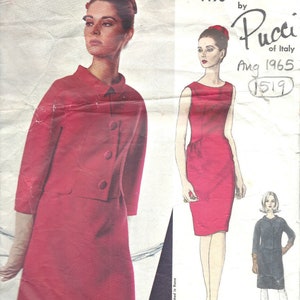 Puede incluir: Un patrón de costura vintage para un vestido y una chaqueta de Emilio Pucci, con un vestido y una chaqueta rojos, un cuello blanco y botones. El patrón es de agosto de 1965 y es el número 1490.