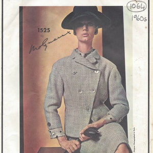 Puede incluir: Un patrón de costura vintage Vogue Paris Original de la década de 1960, con una chaqueta gris de doble botonadura y una falda. El número del patrón es 1525 de Molynoux.