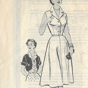 Puede incluir: Un patrón de costura vintage para un vestido con cuello y cierre de botones en la parte delantera. El patrón es de Marian Martin y es para la talla 20 1/2 (40). El número del patrón es 9053.