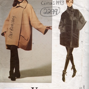 Könnte beinhalten: Vogue Patterns Schnittmuster mit Designs von Issey Miyake. Das Muster enthält ein Manteldesign mit dem Text "Coar Blue/Grey" und der Nummer "2299". Das Muster stammt aus dem Jahr 1993.