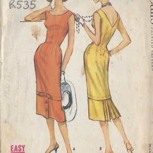 Peut inclure: Patron de couture vintage pour deux robes sans manches. Le patron date de 1958 et est intitulé "Facile". La robe de gauche est orange et comporte un détail boutonné. La robe de droite est jaune et présente des plis à l'ourlet. Le numéro du patron est R535.