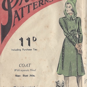Puede incluir: Patrón de costura vintage para un abrigo con capucha separada. La ilustración muestra un abrigo verde con diseño cruzado, cinturón y capucha. El texto dice "The Practical Patterns" y "COAT". Contorno de busto 91,4 cm.