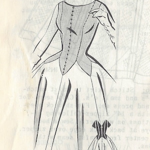 Pode incluir: Um desenho a preto e branco de uma mulher a usar um vestido com um corpete justo e uma saia cheia. O vestido tem um decote em V e um fecho de botões na frente. A mulher tem o cabelo puxado para trás num coque e usa brincos.