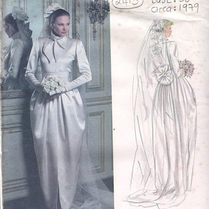 Puede incluir: Un patrón de costura vintage Vogue Paris Original con un diseño de Christian Dior. El patrón incluye un vestido de novia con cuello alto, mangas largas y velo. Contorno de busto: 91,4 cm, circa 1979.