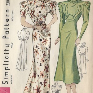 Peut inclure: Une illustration vintage de patron de couture représentant deux femmes portant des robes. La robe de gauche est une longue robe blanche à imprimé floral. La robe de droite est une robe verte plus courte. Le numéro du patron est 2309 et la taille de poitrine est de 91 cm.