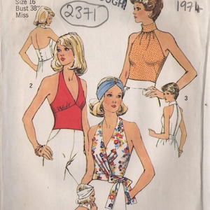 Könnte beinhalten: Ein Vintage-Schnittmuster von Simplicity für ein Halstuch-Oberteil. Die Schnittmuster-Nummer lautet 6358 und die Größe ist 16, Brustumfang 96,5 cm. Das Schnittmuster stammt aus dem Jahr 1974 und umfasst drei verschiedene Stile von Halstuch-Oberteilen.