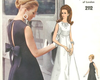 Może przedstawiać: Wzorzec szycia vintage do sukienki z kokardką z tyłu. Wzór pochodzi od Vogue Couturier Design i został zaprojektowany przez Belindę Bellville z Londynu. Numer wzoru to 2112.