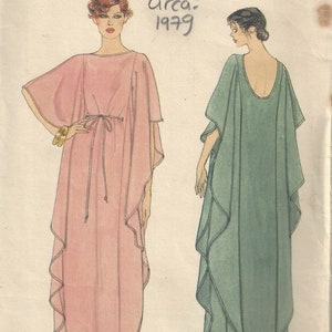 Könnte beinhalten: Ein Vintage-Schnittmuster für ein langes, fließendes Kleid mit einem gerafften Rock. Das Schnittmuster ist für Größe Medium und stammt von Very Easy Vogue Patterns, circa 1979. Die Schnittmuster-Nummer ist 1800.