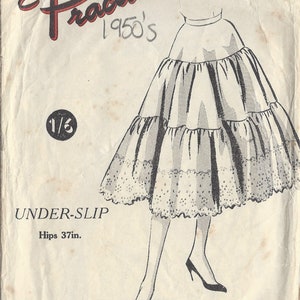 Può includere: Modello di carta vintage per sottoveste degli anni '50, con un design a gonna a balze. Il modello include il testo "Practical" e "Paper Patterns". La misura dei fianchi è di 94 cm.