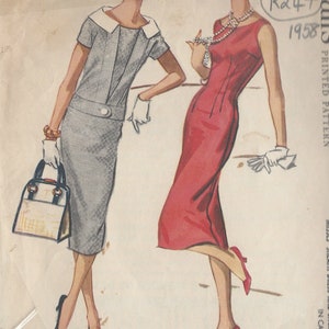 Pode incluir: Padrão de costura vintage para dois vestidos. O padrão é para um vestido cinza com colarinho branco e um vestido vermelho com decote redondo. O padrão é de 1958 e está etiquetado como "Simplicity Printed Pattern R247".