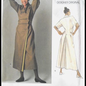Może przedstawiać: Wzór szycia Vogue Patterns Designer Original przedstawiający kobietę w długiej, zapinanej na guziki sukience oraz szkic białej sukienki. Wzór jest autorstwa Issey Miyake, z tekstem "AVERAGE/MOINS FACILE" i numerem wzoru 2427.