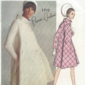 Könnte beinhalten: Ein Vintage-Schnittmuster für ein Kleid von Pierre Cardin. Die Schnittmuster-Nummer lautet 1712. Das Schnittmuster zeigt zwei Models, die das Kleid tragen, eines in Weiß und eines in Pink mit einem Rautenmuster.