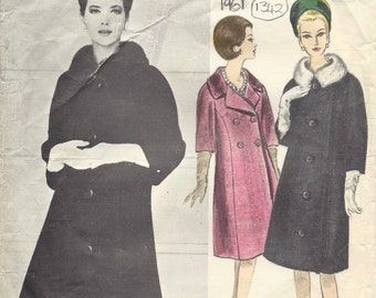 Può includere: Un modello di cucito vintage Vogue Paris Original con tre donne che indossano cappotti. Il numero del modello è 1117 e il designer è Jean Dessès. Il testo "1961 1342" è anche visibile.