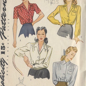 Può includere: Un modello di cucito vintage per una blusa con colletto e chiusura con bottoni. Il modello è di Simplicity ed è per la taglia 15. Il modello include quattro diverse viste della blusa, ognuna con uno stile diverso di manica e colletto.