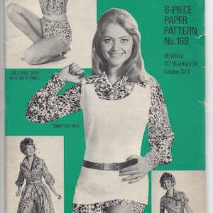 Könnte beinhalten: Ein Vintage-Schnittmuster für ein 6-teiliges Papiermuster, Holiday Hotliner Nr. 169, von Reveille, 127 Stamford St., London S.E.1. Das Muster bietet eine Vielzahl von Kleidungsstilen, darunter ein kühles Wechselhemd mit Hotsy-Hosen, ein sonniger Slip-Over, ein Sundowner-Rock mit einem kühlen Wechselhemd und ein blaues Himmelhemd mit einem braunen Zeitrock.
