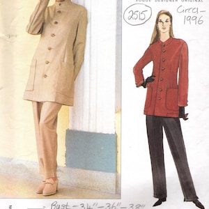 Può includere: Una busta di cartamodello per un Issey Miyake Vogue Designer Original, numero 2515, circa 1996. Il modello presenta una giacca a maniche lunghe con colletto alto, bottoni frontali e due tasche, abbinata a pantaloni. Busto 86-97 cm.