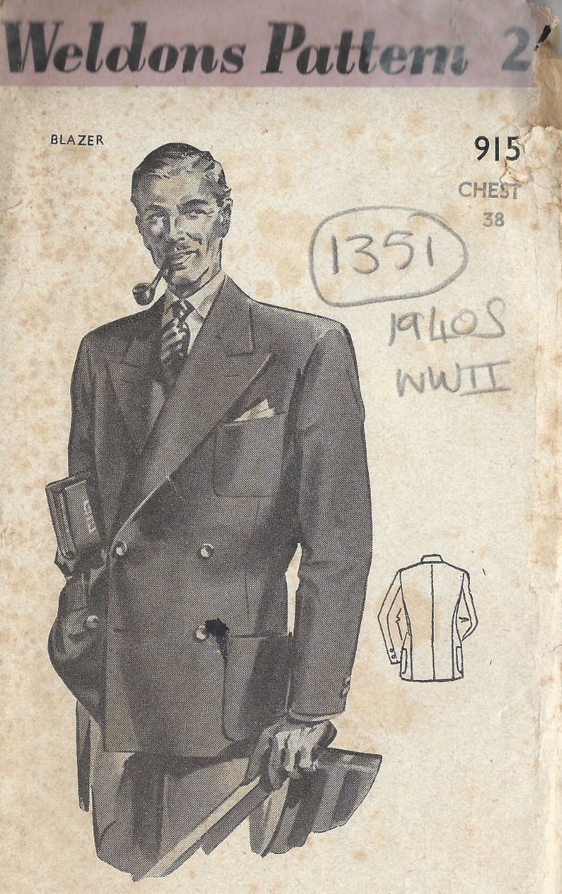 Może przedstawiać: Wzorzec szycia vintage do marynarki, z rysunkiem mężczyzny w marynarce. Numer wzorca to 915, rozmiar klatki piersiowej to 38, a wzorzec pochodzi z lat 40. XX wieku, z czas&oacute;w II wojny światowej.