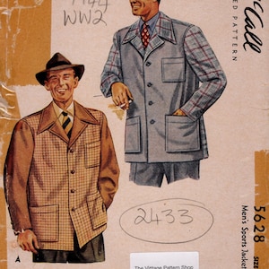 Pode incluir: Padrão McCall vintage para um casaco desportivo masculino, por volta de 1944. A ilustração mostra dois homens a usar casacos com bolsos grandes. O tamanho do padrão é grande, com uma medida de peito de 107-112 cm. O padrão está rotulado "5628".