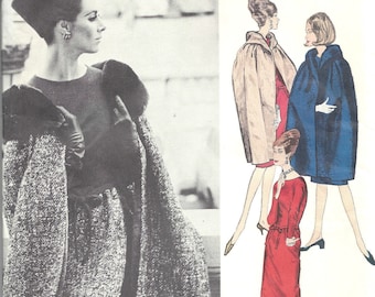 Può includere: Modello Vogue Paris Original 1217 disegnato da Nina Ricci. Il modello presenta tre donne che indossano diversi stili di abiti e cappotti. La donna a sinistra indossa un cappello nero, un abito nero e un cappotto grigio. La donna al centro indossa un cappotto beige con cappuccio. La donna a destra indossa un cappotto blu con colletto bianco.