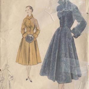 Peut inclure: Patron de couture vintage Vogue Special Design pour un manteau, avec deux illustrations de femmes portant des manteaux. Le patron est pour un tour de poitrine de 96,5 cm et date de 1952.