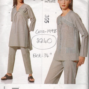 Op de afbeelding: Vogue Patterns naaipatroon van Issey Miyake, met een tweedelige outfit. Het patroon bevat een tuniek top en broek, beide in een lichtgrijze stof met verticale streepaccenten. Borstomvang: 86 cm.