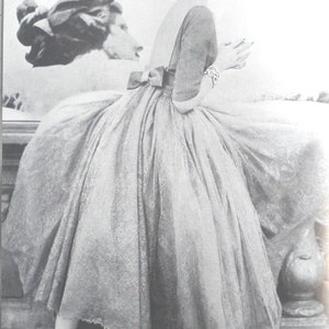1957 Vintage VOGUE Patrón de costura B34 VESTIDO (R808) Por Jacques Hiem Vogue 1391