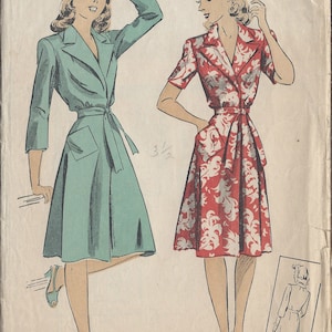 Puede incluir: Patrón de costura vintage para un vestido con estilo de envoltura. El patrón es para la talla 14, busto de 81 cm. El patrón es de 1943 y es para un vestido con cuello y mangas cortas. El vestido se muestra en dos versiones, una en color verde azulado sólido y la otra en estampado floral rojo y blanco.