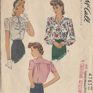 Peut inclure: Patron imprimé McCall vintage pour chemisiers pour dames et demoiselles. L'illustration montre trois modèles de chemisiers : un chemisier blanc à col à volants, un chemisier à imprimé floral et un chemisier rose. La taille du patron est 16, tour de poitrine 86 et 89 cm.