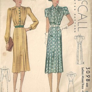Op de afbeelding: Vintage McCall's naaipatroon voor een jurk, maat 18, uit 1938. Het patroon bevat twee verschillende jurkstijlen, een met een gele rok en de andere met een blauw-witte geruite rok. Het patroon is gemarkeerd met "3098".