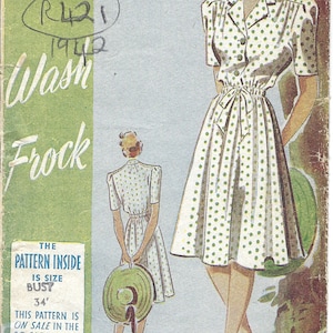 Peut inclure: Un patron de couture vintage pour une robe à pois blancs sur fond vert. Le patron s'appelle "So-Easy" et est pour un tour de poitrine de 86 cm. Le patron date de 1942 et s'appelle "Wash Frock".