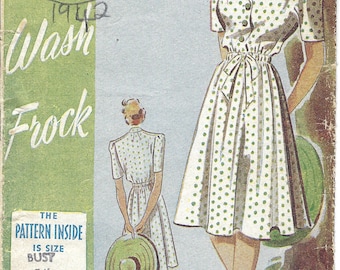 Könnte beinhalten: Ein Vintage-Schnittmuster für ein weißes Polka-Dot-Kleid mit grünem Hintergrund. Das Muster heißt "So-Easy" und ist für einen Brustumfang von 86 cm. Das Muster stammt aus dem Jahr 1942 und heißt "Wash Frock".