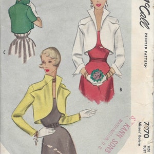 Peut inclure: Un patron de couture vintage pour une veste boléro. Le patron est de McCall's et est pour la taille 18, tour de poitrine 36. Le patron est imprimé sur un fond blanc avec une illustration en noir et blanc d'une femme portant la veste boléro.