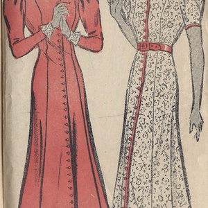 Può includere: Modello di cucito vintage degli anni '30 per due abiti. Il modello è numerato 1300 ed è per le taglie 16-34. Il primo abito è rosso con colletto e polsini bianchi. Il secondo abito è bianco con stampa floreale e cintura rossa.