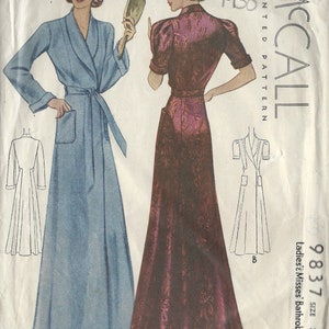 Op de afbeelding: Een vintage naaipatroon voor een lange, vloeiende badjas. Het patroon is voor maat 36 en bevat instructies voor het maken van een badjas met een shawlkraag en een strikceintuur. Het patroon is van McCall's en dateert uit 1938.