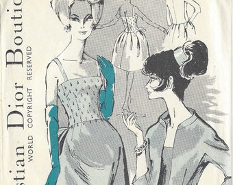 Può includere: Un cartamodello vintage per un abito, con una donna in un abito senza maniche con un corpetto aderente e una gonna ampia. Il cartamodello è di Christian Dior Boutique e risale agli inizi degli anni '60. Il cartamodello include istruzioni per le taglie 32, 34, 36, 38 e 40 pollici.