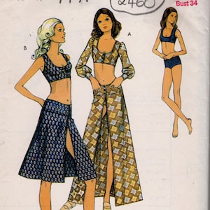 Pode incluir: Padrão de costura vintage com ilustrações de três roupas. As roupas incluem tops curtos e saias com fendas altas. O padrão é rotulado como "Circa-1971" e inclui o texto "Style" e "Tamanho 12 Busto 34".