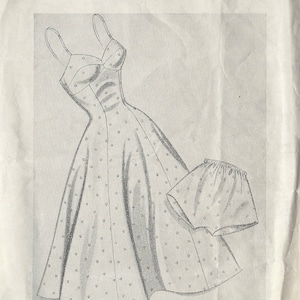 Op de afbeelding: Een vintage naaipatroon voor een slip en onderbroek. Het patroon is uit de jaren 1950 en is voor een borstomvang van 97 cm. Het patroon bevat instructies voor het maken van een slip en onderbroek. Het patroon is gedrukt op een witte achtergrond met zwarte tekst. Het patroonnummer is 8576. Extra maten zijn 8572 en 8574.