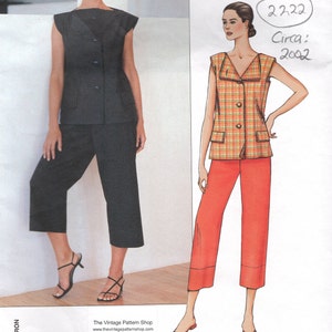 Puede incluir: Un patrón de costura vintage para una blusa sin mangas y pantalones cortos. El patrón es de Vogue Designer Original y es para Issey Miyake. El número del patrón es 2667 y la talla es 12, 14, 16. El patrón es de 2002.