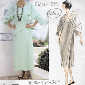 Może przedstawiać: Wzorzec szycia vintage Vogue do sukienki Issey Miyake. Wzorzec jest przeznaczony do długiej, zwiewnej sukienki z dekoltem w kształcie litery V i szerokimi rękawami. Wzorzec pochodzi z 1999 roku i jest przeznaczony dla obwodu klatki piersiowej 86-91 cm.