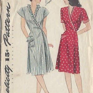 Peut inclure: Patron de couture vintage pour une robe portefeuille à manches courtes. Le patron est pour la taille 14, tour de poitrine 81 cm. Le patron comprend deux styles différents : l'un à rayures et l'autre à pois. Le patron est intitulé "Simplicity 15 Pattern" et "Simple to Make".