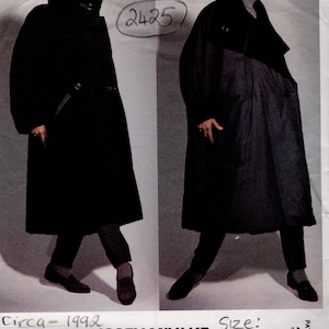 Peut inclure: Patron Vogue vintage pour un long manteau noir, design Issey Miyake. Le patron, datant de 1992 environ, comprend les tailles S-M-L et des mesures de poitrine de 80 à 101.6 cm. Le numéro de patron est 2978.